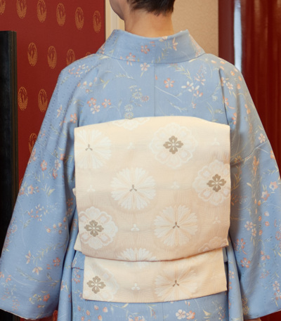 【銘品新品】西陣名家機元「帯屋重左衛門謹製」白金色「華菱紋文様」薄水色橫段 銘品新品】西陣名家機元「帯屋重左衛門謹製」白金色「華菱紋文様」薄